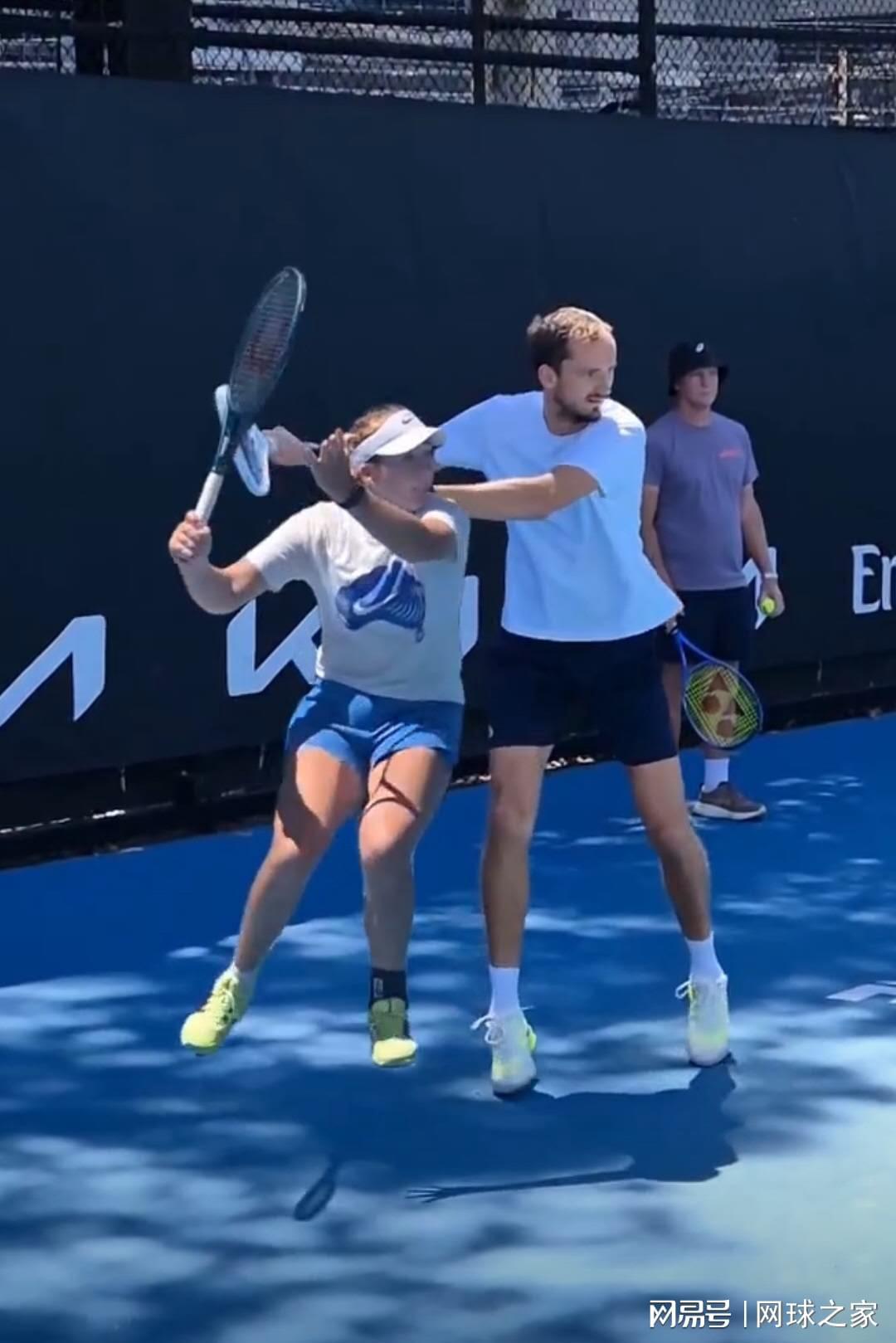 爱游戏APP-外网网友对比小安娃与梅总正手慢动作，这其中很多道理引人深思